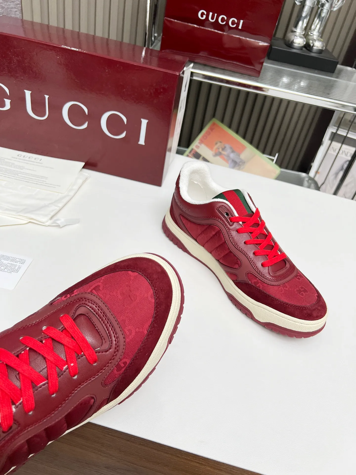 [G Home] P: 600💰 Couple size: Female 35-40. Male 39-44 (45 custom-made) 🆕2025.GUCC Gucci original order quality The latest popular high and low top aged couple sneakers series shipped original purchase development and production, this high and low top sneakers adopt a basketball-style silhouette design, cleverly integrated with hollow panels and distressed effects, showing unique ingenuity. The ingenuity incorporates brand logo details such as interlocking Double G styling accessories and Gucci lettering, a low-key tribute to the brand's design heritage. Exquisite packaging at the delivery counter 🛍📦 ▪️ Fabric: Original customized imported first-layer cowhide ▪️ Inner lining: Imported first-layer cowhide ▪️ Sole: Original molded two-color TPU sole ▪️ Sole thickness: 3cm